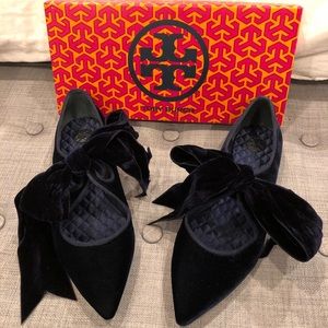 Women's 'Clara' Velvet Bow Tie Ballet Flats Shoes
